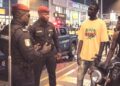 Insécurité à Conakry : un motocycliste violemment agressé et dépouillé sous une pluie battante à Kobaya