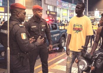 Insécurité à Conakry : un motocycliste violemment agressé et dépouillé sous une pluie battante à Kobaya
