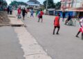 Conakry : les joueurs de football dans les voiries publiques, un phénomène urbain inapproprié qui tracasse les usagers de la route.