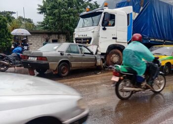 RN1: une Mercedes s&rsquo;encastre sous un camion à Coyah, six blessés